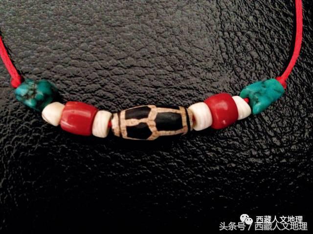 天珠，被藏族同胞视为“活的宝石”，为最珍贵的饰品